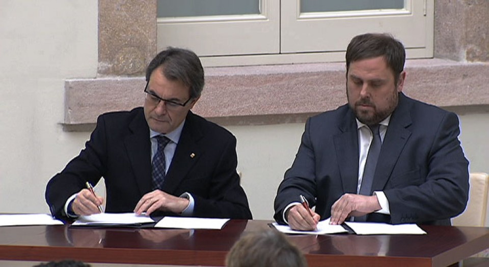 Firma del acuerdo entre Mas y Junqueras.