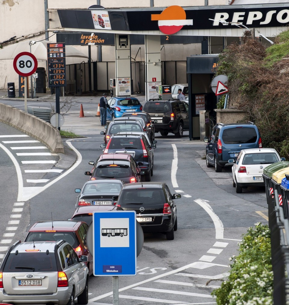 Fila de vehículos para repostar en una gasolinera de Bizkaia. Foto: EFE