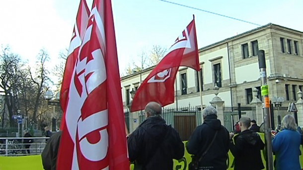 Protesta de LAB frente al Parlamento Vasco.