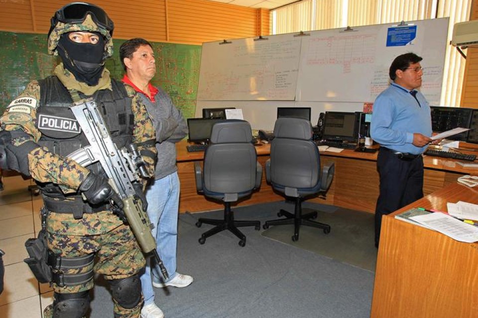 Autoridades bolivianas custodian una de las oficinas.