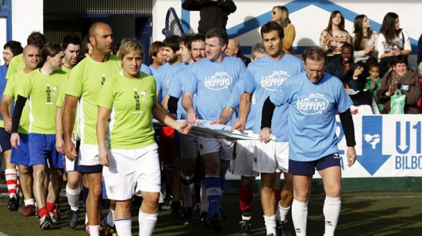 Exjugadores de la Real Sociedad y del Athletic han participado en el encuentro. Foto: EFE 