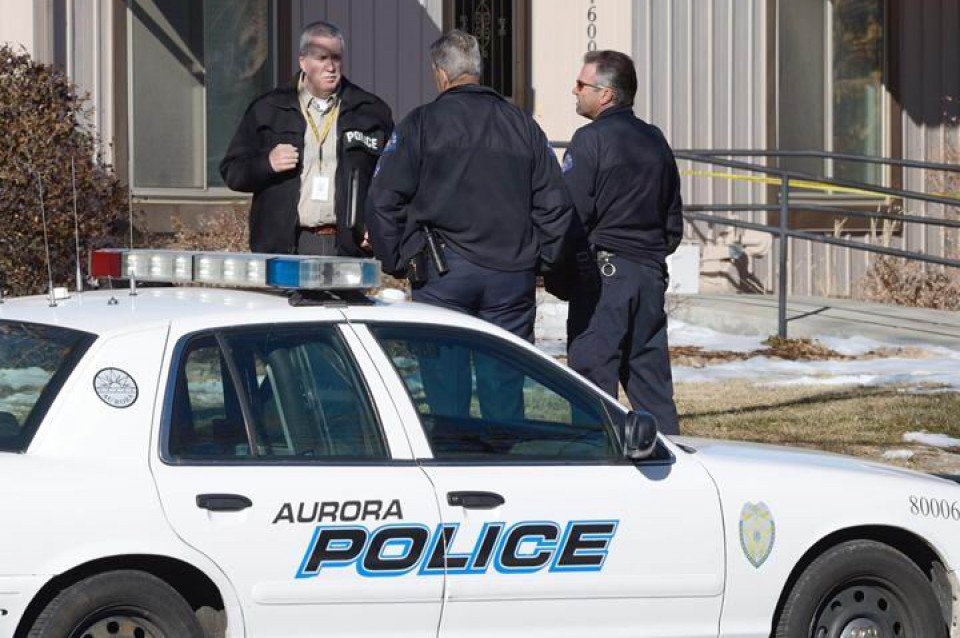 Policías de Aurora registran la casa donde se ha producido el tiroteo. Efe.