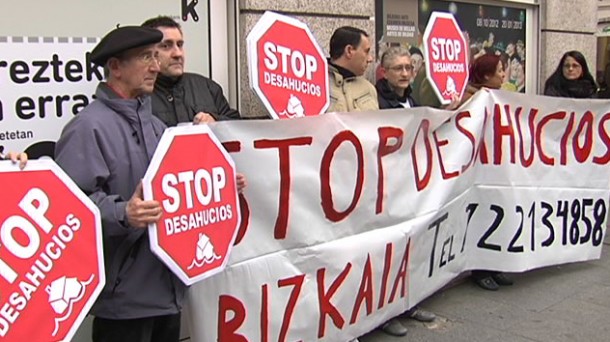 Una protesta de Stop Desahucios en Bilbao.