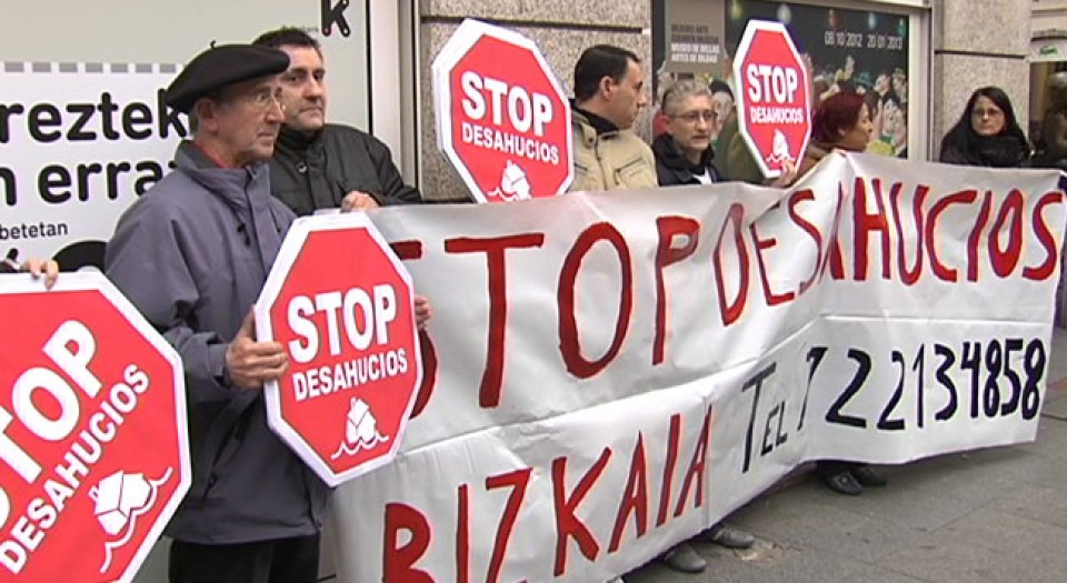 Una protesta de Stop Desahucios en Bilbao.
