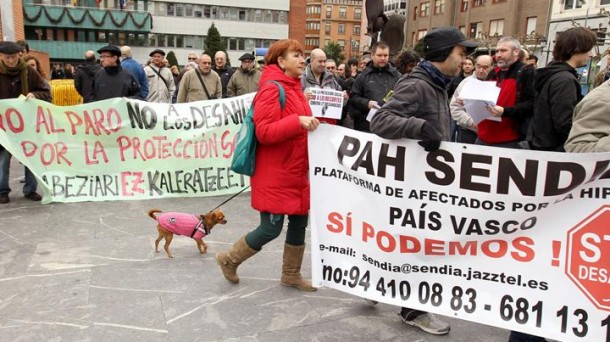 Una concentración contra los desahucios en Barakaldo. EFE