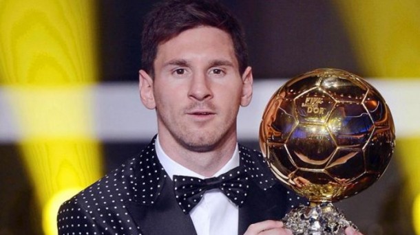 Leo Messi posa con el balón de oro. Efe.