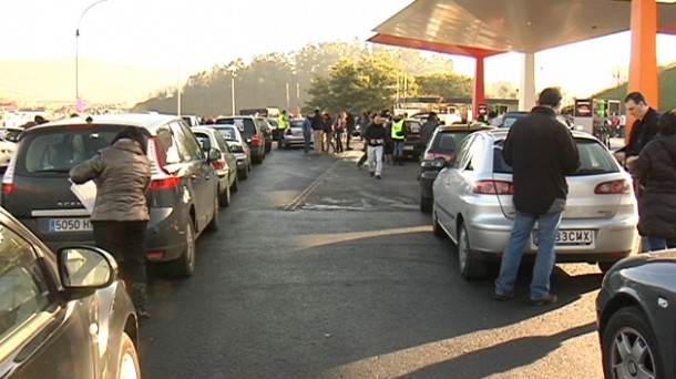 Colas debido a la huelga de las gasolineras.