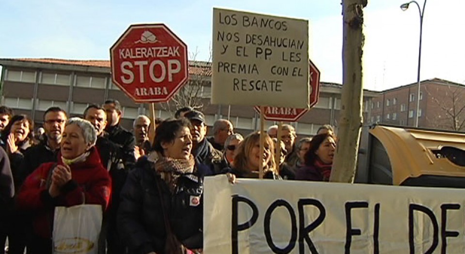 Protesta ante la casa que iba a ser desahuciada en Vitoria-Gasteiz.