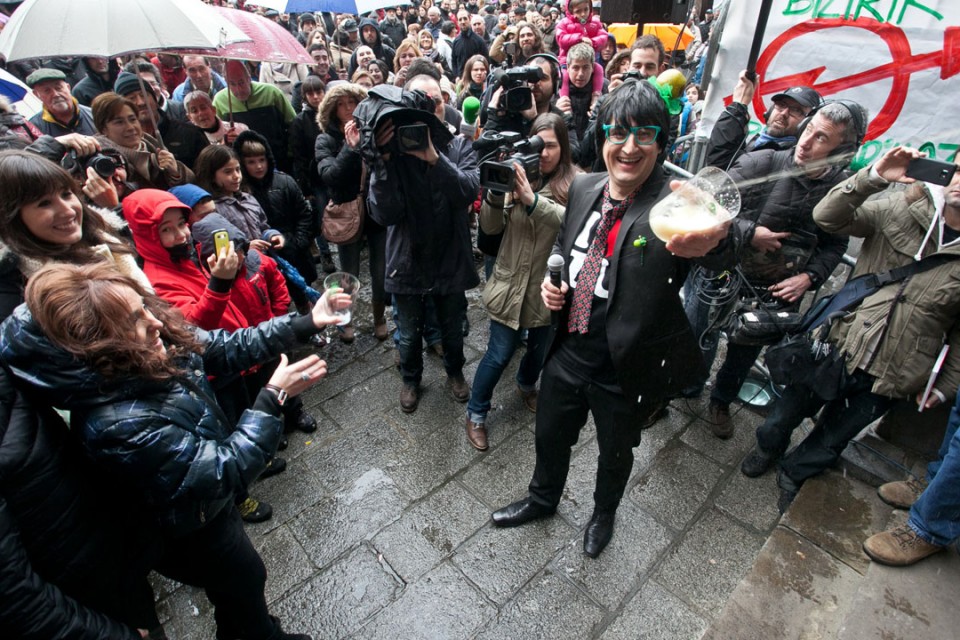 Jon Gotzon tuvo el honor de beber el primer trago. Foto: EITB