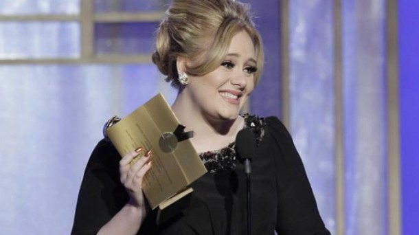 Adele con el Globo de Oro de 'Skyfall'. Foto: EFE