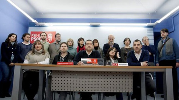 El concejal del PSE-EE en el Ayuntamiento de Vitoria, Juan Carlos Alonso, durante la rueda de prensa