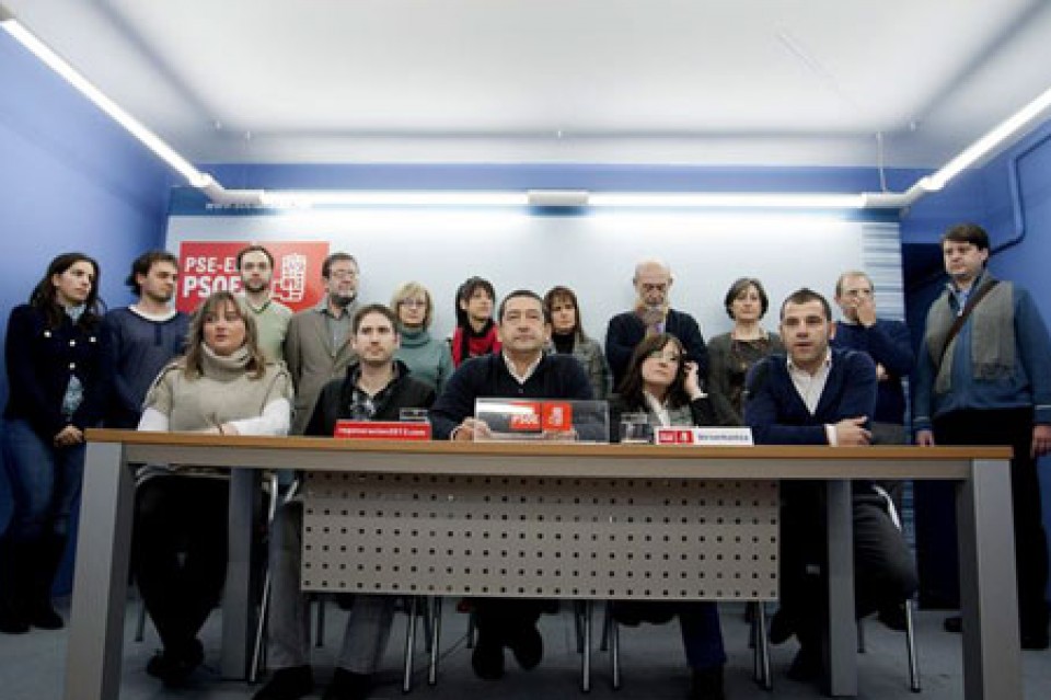 El concejal del PSE-EE en el Ayuntamiento de Vitoria, Juan Carlos Alonso, durante la rueda de prensa