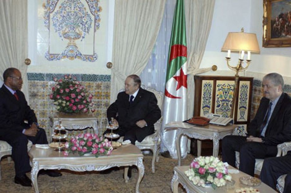 El presidente de Argelia, Abdelaziz Buteflika con el primer ministro de Mali, Diango Cissoko