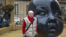 Antonio López asiste a la colocación de sus esculturas en Pamplona