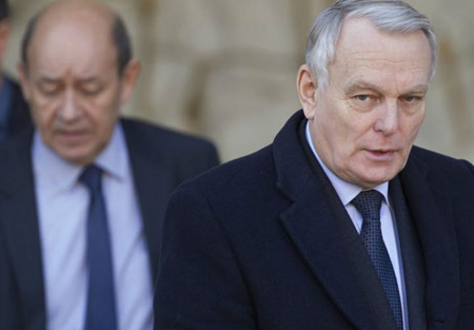 Jean-Marc Ayrault Frantziako lehen ministroa eta Jean-Yves Le Drian Defentsa mnistroa 