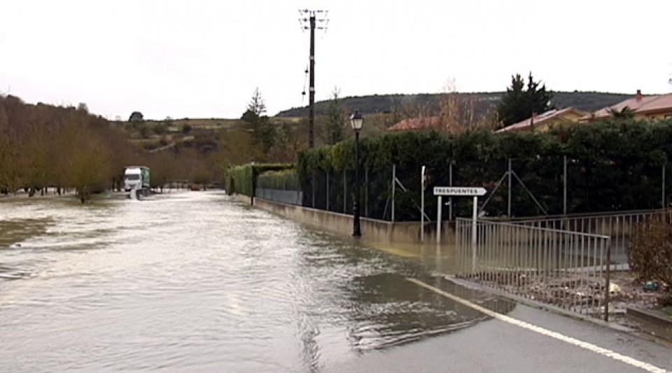 La última vez que se desbordó el Ebro en Navarra fue en enero-febrero. Foto: EITB