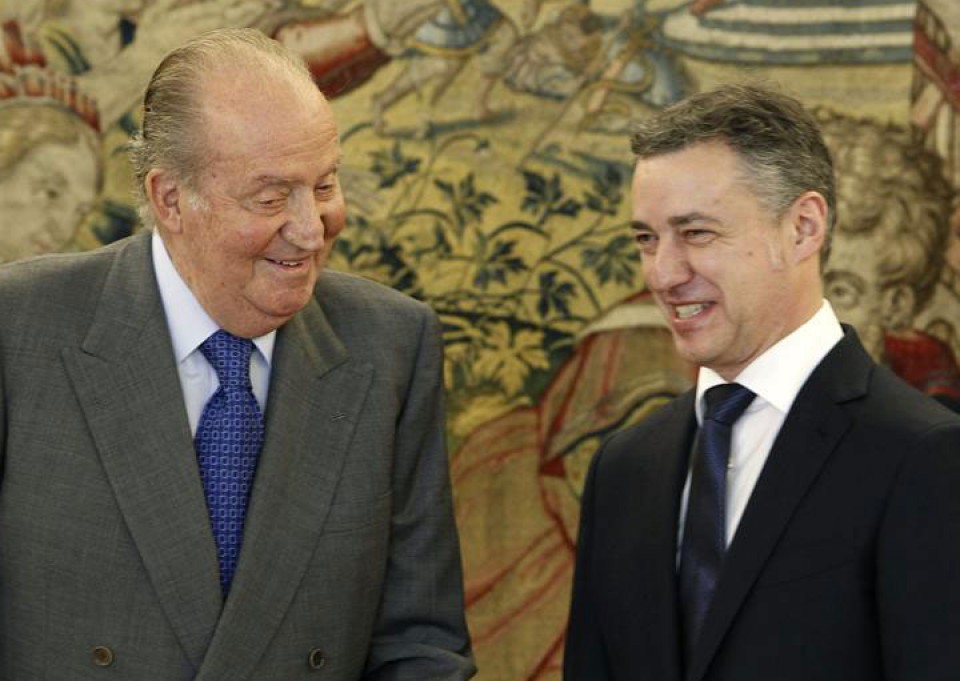 El lehendakari Iñigo Urkullu, con el rey de España. EFE.