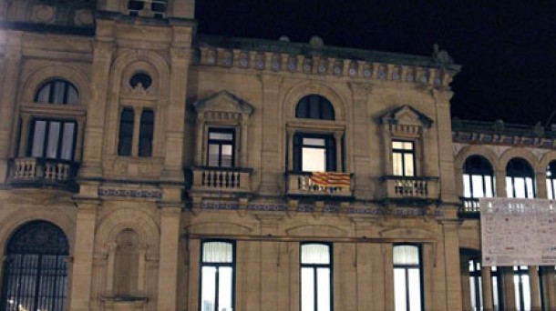 La 9senyera', bandera catalana, en el balcón del Ayuntamiento de Donostia 