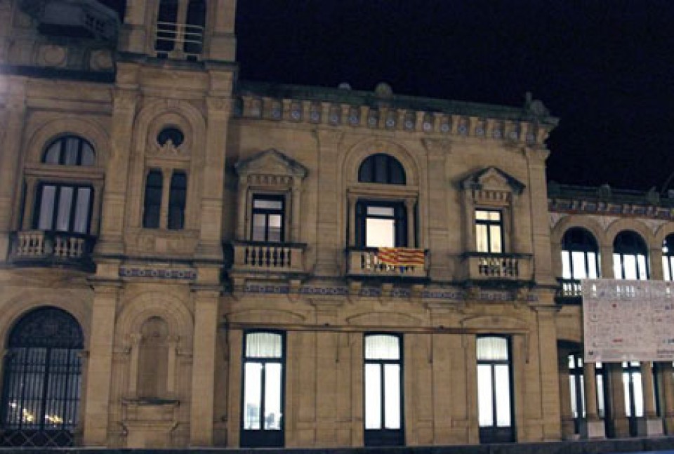 La 9senyera', bandera catalana, en el balcón del Ayuntamiento de Donostia 