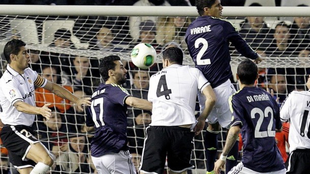 Jugadores del Real Madrid y del Valencia pugnan por un balón. EFE