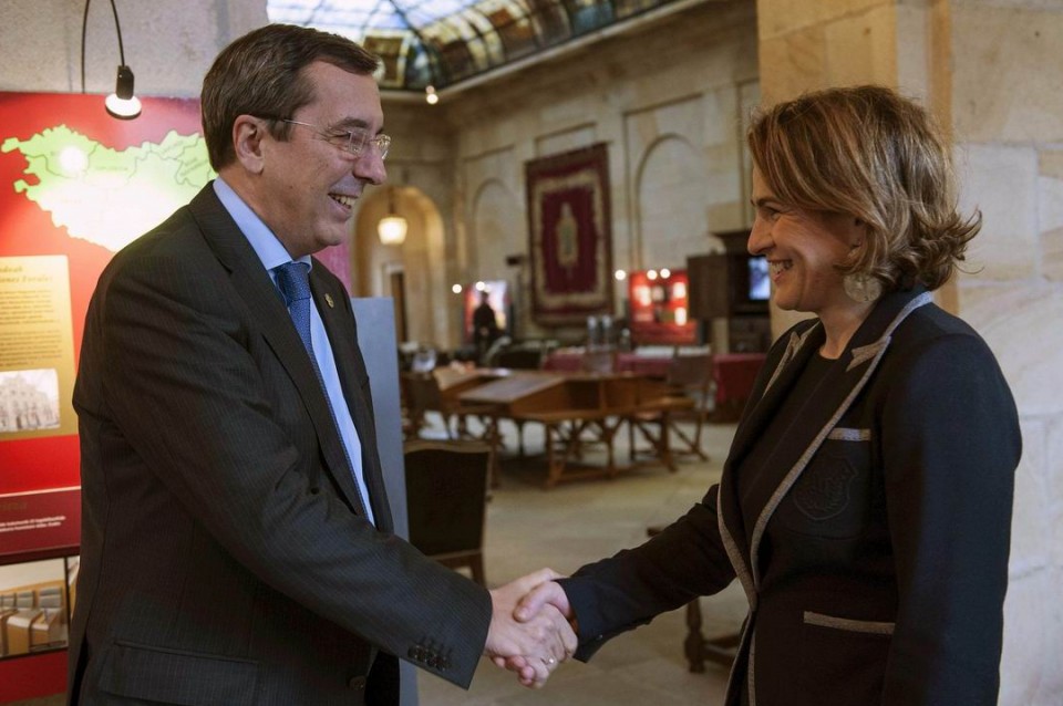 José Luis Bilbao y Esther Martínez escenifican el acuerdo el año pasado.