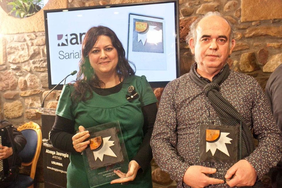Arantza Kalzada eta Felipe Juaristi Argia 2013 sariak eskuan hartuta.