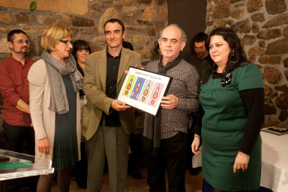 Euskadi Irratiak Argiari plaka bat oparitu dio irratiaren 30 urteei emandako saria eskertzeko.