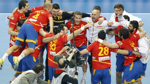 Los jugadores españoles celebran el billete para la final. Foto: EFE.