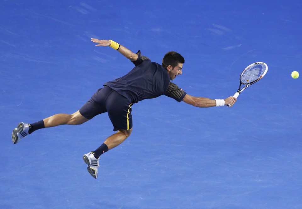 Djokovic vuela para restar una bola en la final. Foto: EFE.