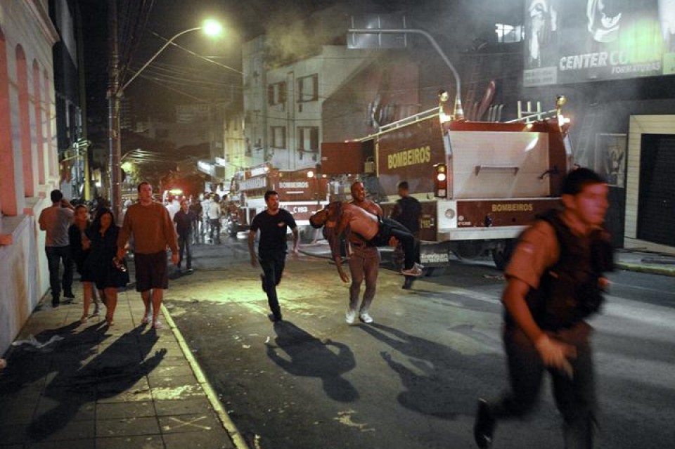 Los bomberos sacan a los heridos de la discoteca.