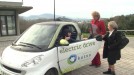 Auto elektrikoa probatu dute Maikruxek eta Maikarmenek