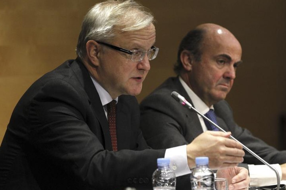 El comisario de Asuntos Económicos Olli Rehn y el ministro español de Economía Luis de Guindos. EFE