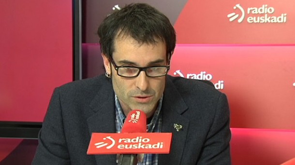 El parlamentario de EH Bildu Julen Arzuaga, hoy en el ''Boulevard'' de Radio Euskadi. EITB