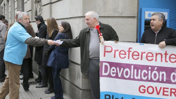 Bankiako preferenteetako kaltetu batzuk, protestan. Argazkia: EFE.