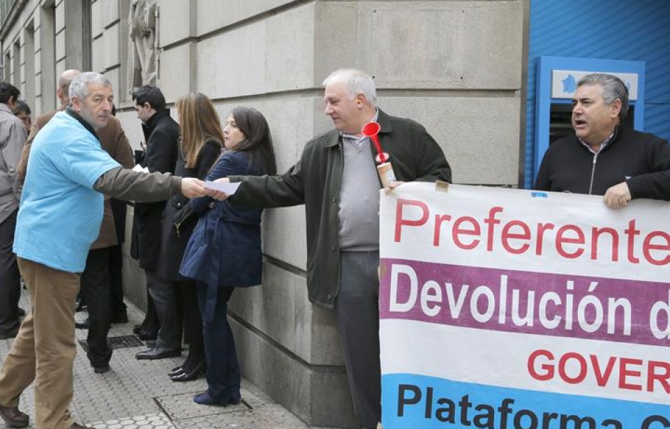 Ciudadanos protestando por las preferentes de Bankia. Foto: EFE.