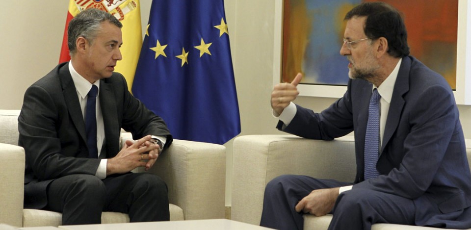 Iñigo Urkulluk eta Mariano Rajoyk 2013ko urtarrilean egindako bilera. EFE