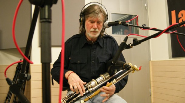 Paddy Keenan en concierto en los estudios de 'La Jungla Sonora', de Radio Euskadi.