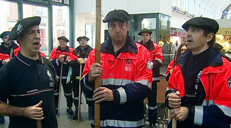 Bomberos de Bilbao cantando coplas a Santa Águeda