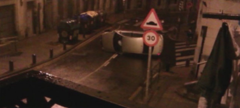 Un coche arranca de cuajo 4 bolardos en Bilbao