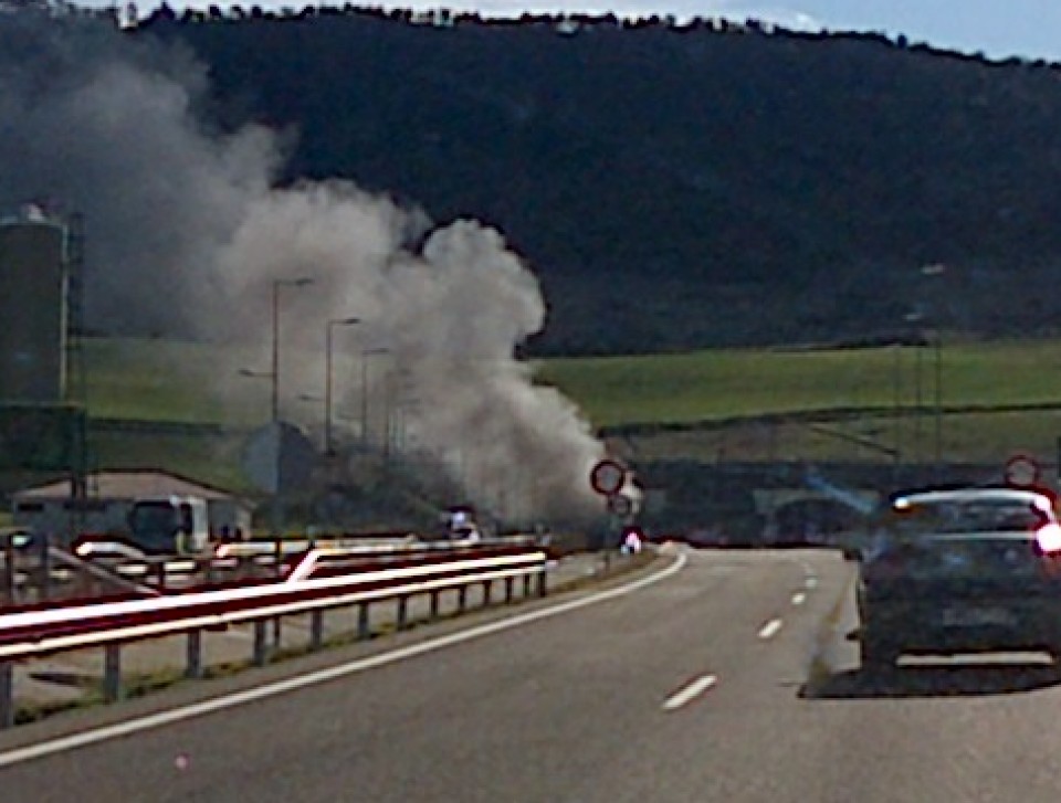 Hainbat autok su hartu dute Nafarroako Erreniegako tunelean. (Argazkia: David Gomez)