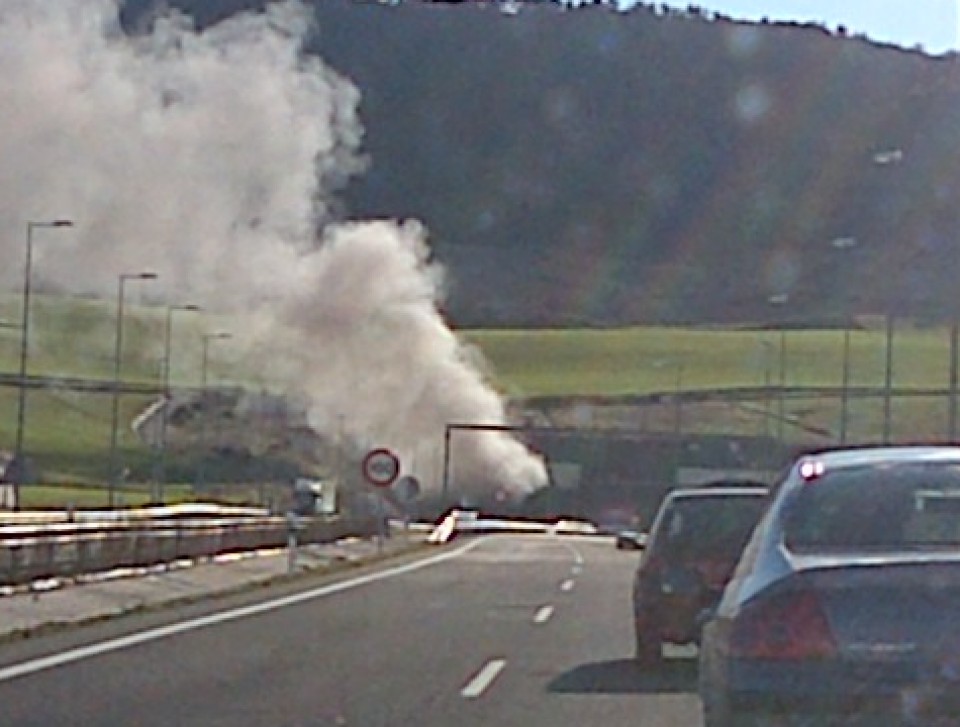 Hainbat autok su hartu dute Nafarroako Erreniegako tunelean. (Argazkia: David Gomez)