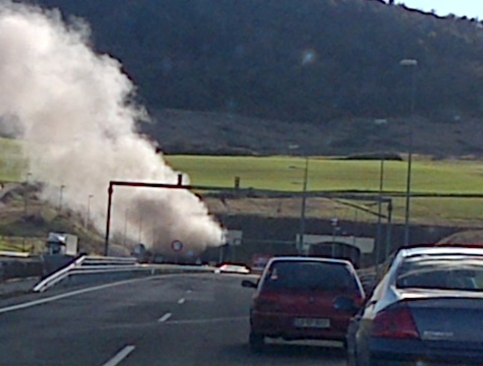 Hainbat autok su hartu dute Nafarroako Erreniegako tunelean. (Argazkia: David Gomez)