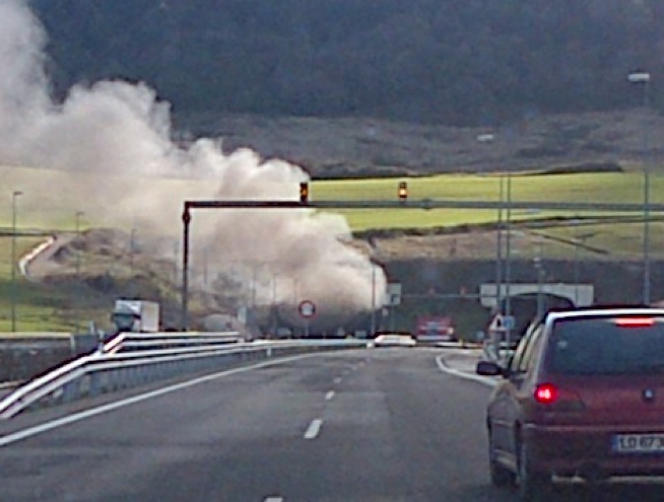 Hainbat autok su hartu dute Nafarroako Erreniegako tunelean. (Argazkia: David Gomez)