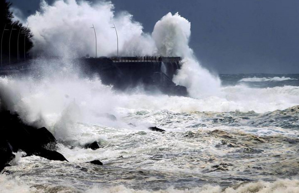 Olas en el Paseo Nuevo de Donostia.