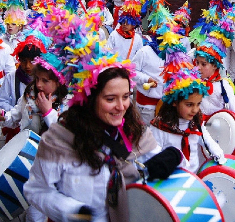 Desfile nagusiak izango dira gaur euskal hiriburuetan. Argazkia: Bego Arizmendi