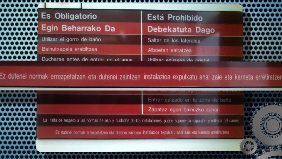 Ibon Alberdin Trapagako kiroldegiko igerilekuan dagoen kartel bixti baten argazkia bidali digu