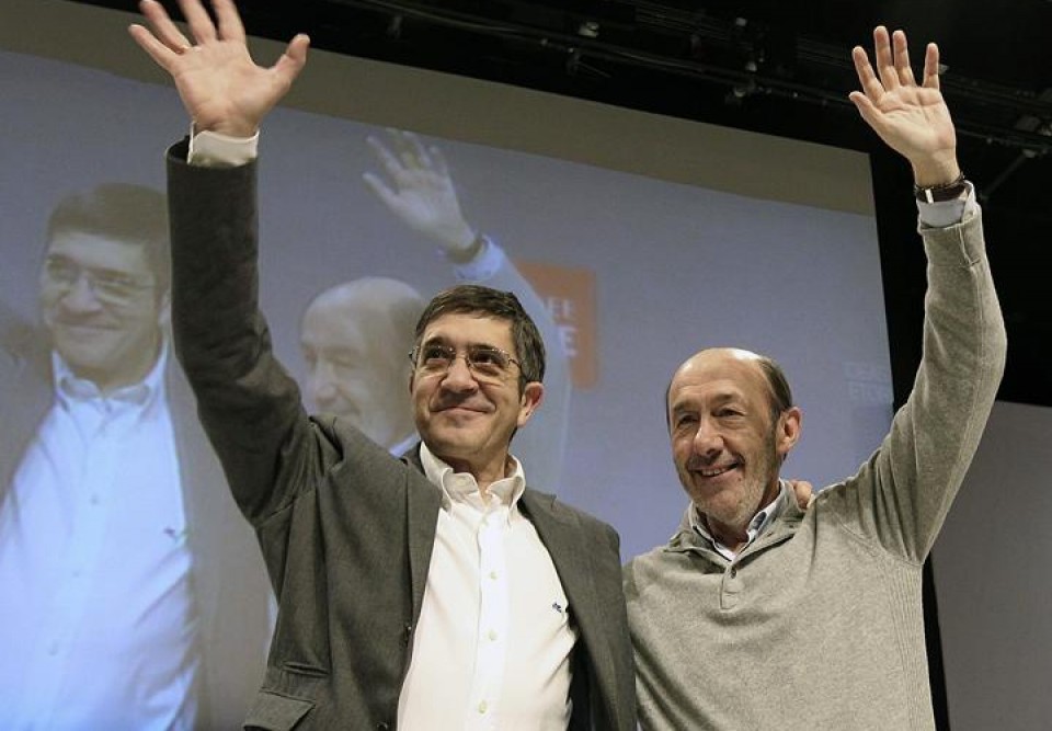 El secretario general del PSOE, Alfredo Pérez Rubalcaba, con Patxi Lopez. 