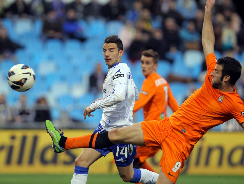 Agirretxe intenta llegar al balón. Foto: EFE.