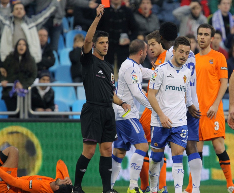 El árbitro expulsa a Hector. Foto: EFE.