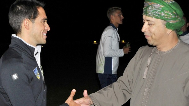 Alberto Contador saluda a Saif Bin Suba'a Al Rashidi en la bienvenida al Tour de Omán. Foto: EFE.